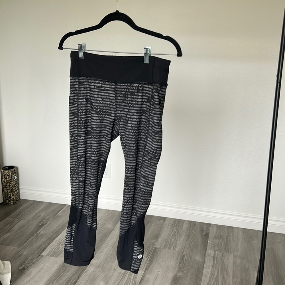 Lululemon cropped black patterned leggings